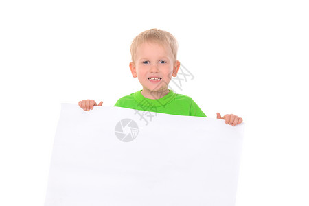 白色横幅后面穿绿色衬衫的小男孩图片