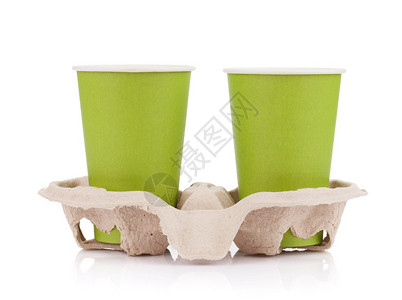两个绿色纸杯和两杯带外送饮料的装着孤图片