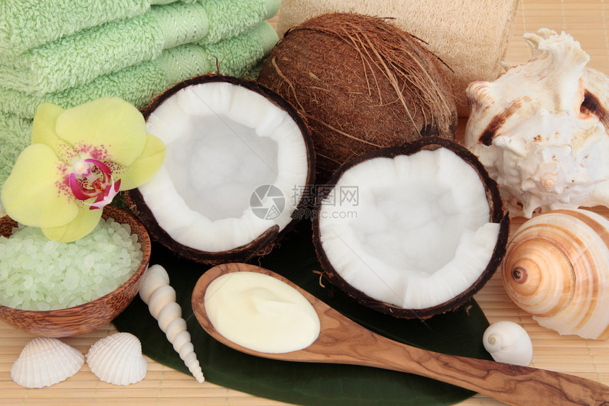 含体润滑剂绿浴盐除花洗涤剂毛巾和竹叶底的海壳的图片