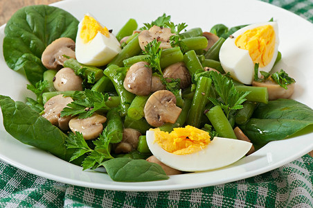 蘑菇沙拉配青豆和鸡蛋图片