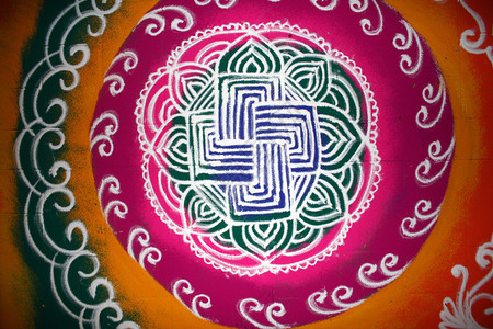 其背景是印度节日时由多彩兰果彩色粉末制作的美丽传统抽象设计图案图片
