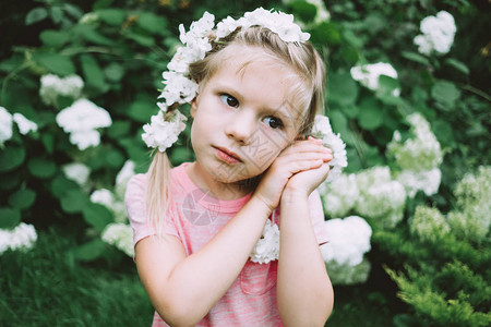 可爱的小女孩有花圈白花图片