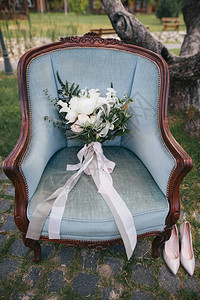 手椅和粉红色时装鞋上的美丽优图片