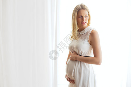 白色礼服的孕妇图片