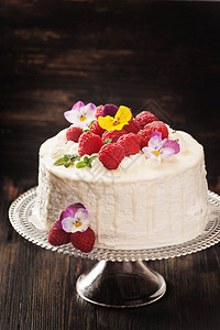 带草莓和花朵的节日蛋糕黑色背景图片