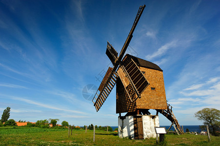 博恩霍尔姆岛上的老风车丹麦欧洲图片
