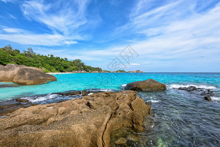 泰国攀牙省MuKoSimilan公园的KohMiang岛夏季岩石附近海滩上蓝天海和白背景图片
