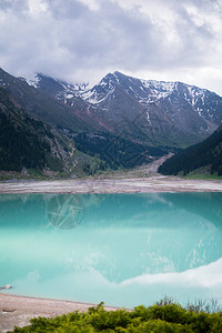 夏季的大阿拉木图湖阿拉木图市附近外伊犁阿拉套山图片