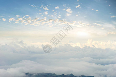 查看早晨山天空和雾phutubberk泰国高清图片