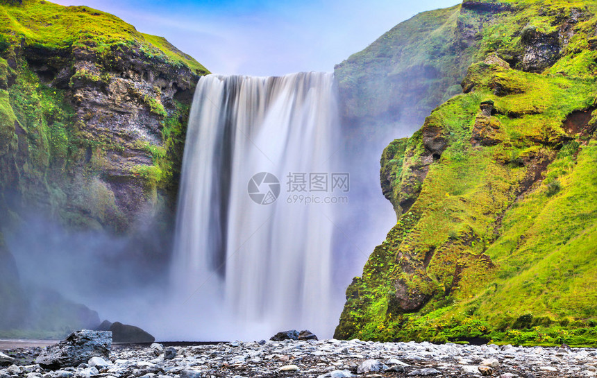 冰岛著名的Skogafos瀑布在黄图片