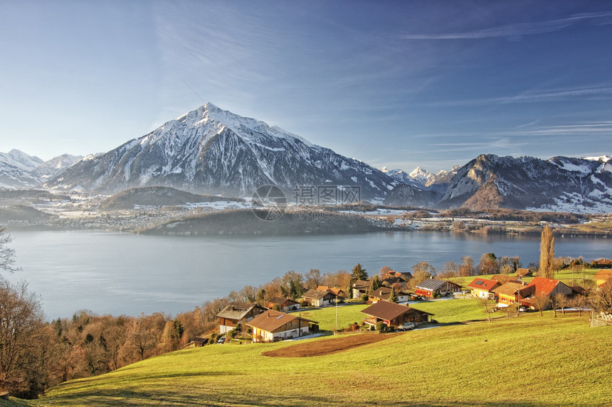 瑞士湖风景在图恩附近图片