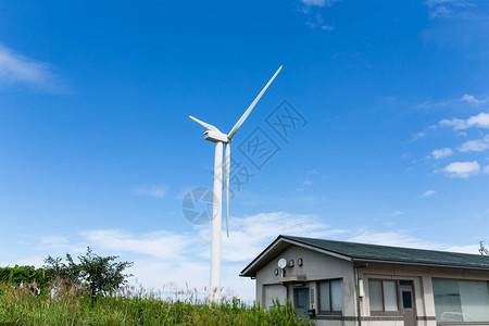 风力涡轮机和现代住宅图片