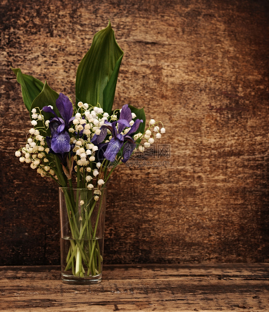 铃兰静物花束与蓝色虹膜图片