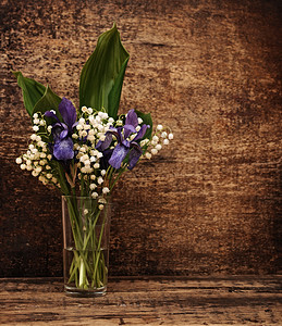 铃兰静物花束与蓝色虹膜图片