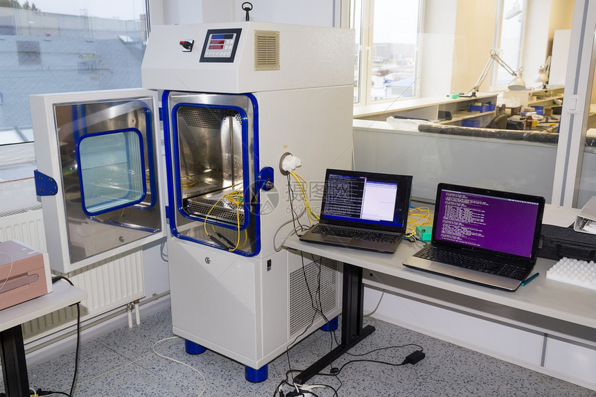 在光纤实验室打开温度和气候测试室被测PCB