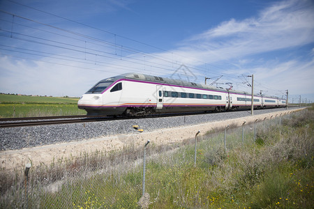西班牙地貌的高速铁图片
