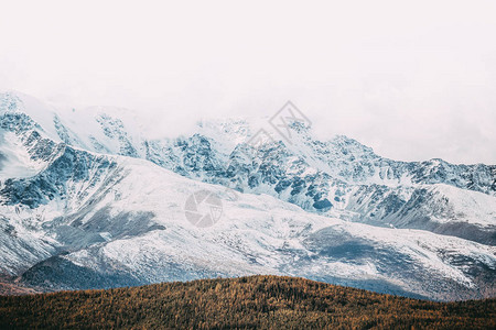 山脉的景色很美山峰有雪盖山谷图片