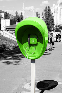 在城市街道黑白风格的绿色公用电话中安装绿色公图片