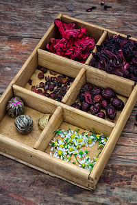 秋天收集的药材茶和药茶的盒子背景图片