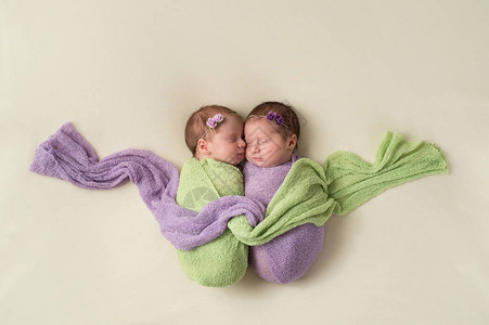 新生女婴在浅绿色和熏衣草包扎材料中相聚在一起高清图片