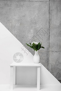 白色和灰色桌上花瓶图片