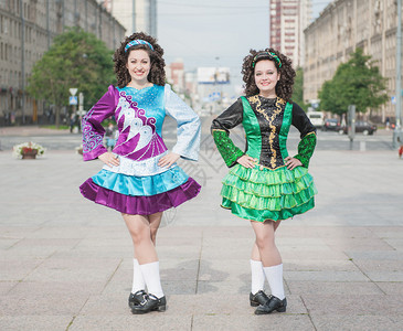 两名妇女穿着爱尔兰舞裙和假发背景图片