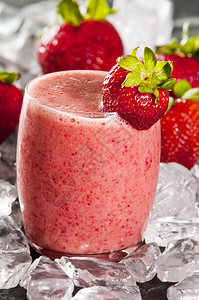 一杯新鲜制作的草莓冰沙背景图片