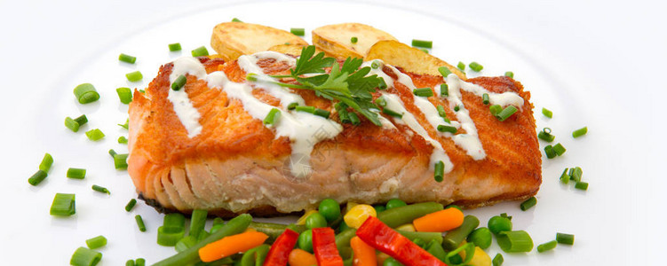 红鱼鲑片配炸土豆和蔬菜背景为白色图片
