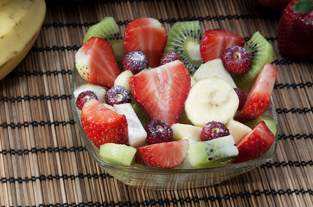 玻璃碗中健康饮食健康水果沙拉健康早餐图片