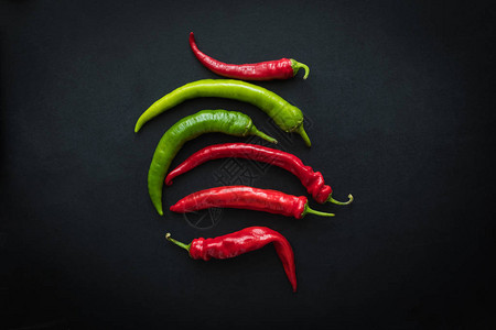 红色和绿色鲜辣椒的顶部视图这些辣椒被背景图片