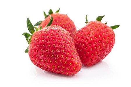 工作室拍摄的三个草莓孤立在白色背景背景图片