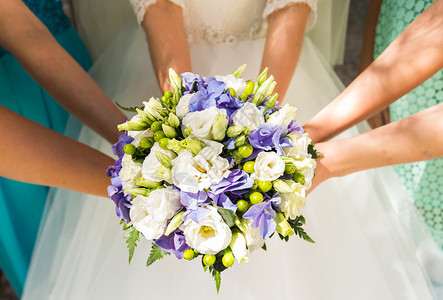 新娘和伴娘花束的特写图片