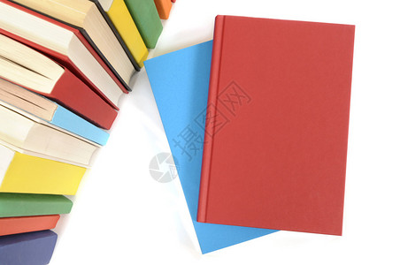 与一排五颜六色的书简单的红色书被设置了反对白色背图片