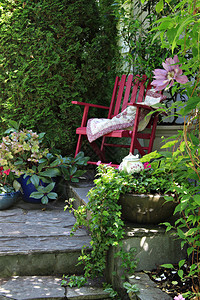 小屋花园环境中的彩色摇椅图片