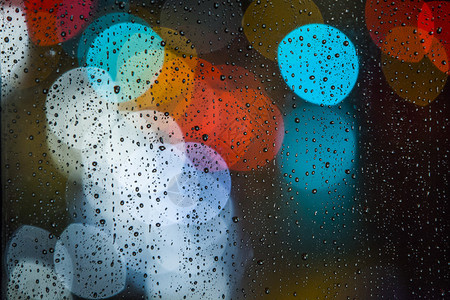 窗上雨滴模糊的光图片