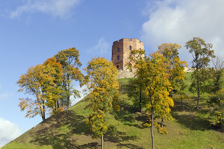 古老的古代公共领域红砖城堡和山上的塔楼与秋天的森林阳光明媚的日子图片