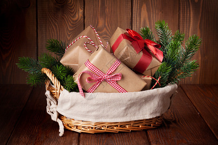 圣诞礼品盒和木制桌上篮子中图片