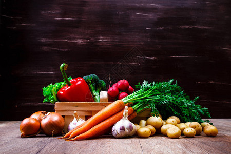 蔬菜土豆胡萝卜和红辣椒生菜沙拉大蒜和西兰花洋葱和萝卜质朴的图片