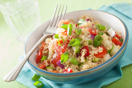 健康quinoa沙拉加番茄图片