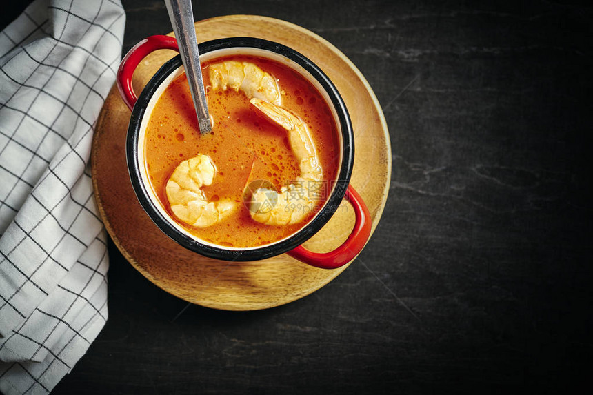泰国传统汤红锅和勺子里有图片
