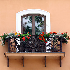 夏季有鲜花的古典风格阳台图片