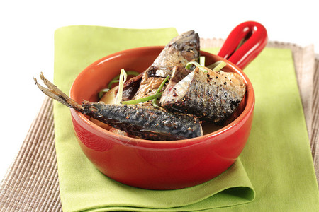 五香鲭鱼配红锅烤土豆图片