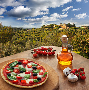 意大利在Chianti的意大利比萨饼图片