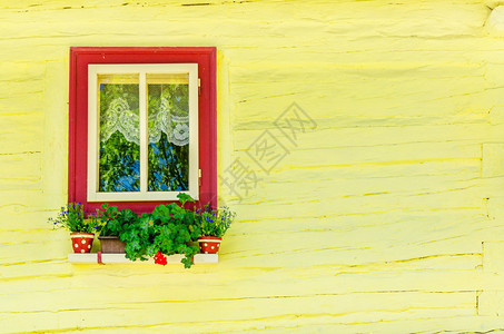 在斯洛伐克东欧美丽的Vlkolinec传统村庄用鲜花开着木黄背景图片
