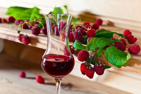 红莓糖浆和成熟的果图片