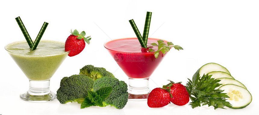 健康的水果和蔬菜冰沙由成熟的红色多汁草莓和新鲜有机蔬菜制成图片