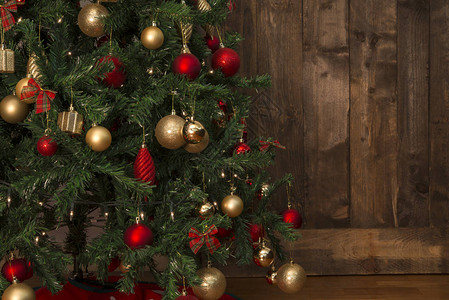 圣诞树装饰金红色和红圆形接近背景图片