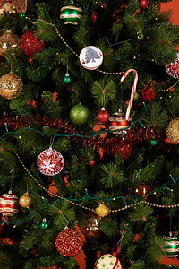 圣诞树上多彩的装饰图片