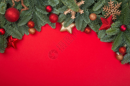 圣诞fir树枝和baubles装饰边框背景图片