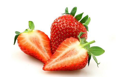 白色背景中的新鲜草莓和两半图片